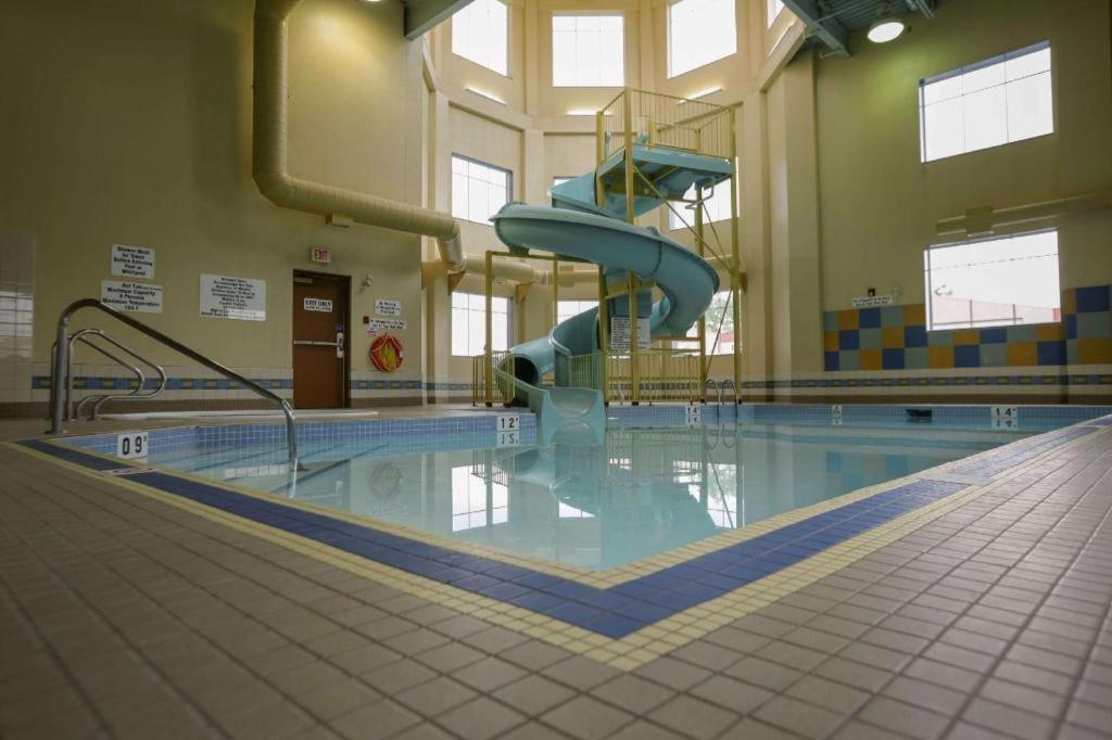 The Glenmore Inn & Convention Centre YYC 외부 사진