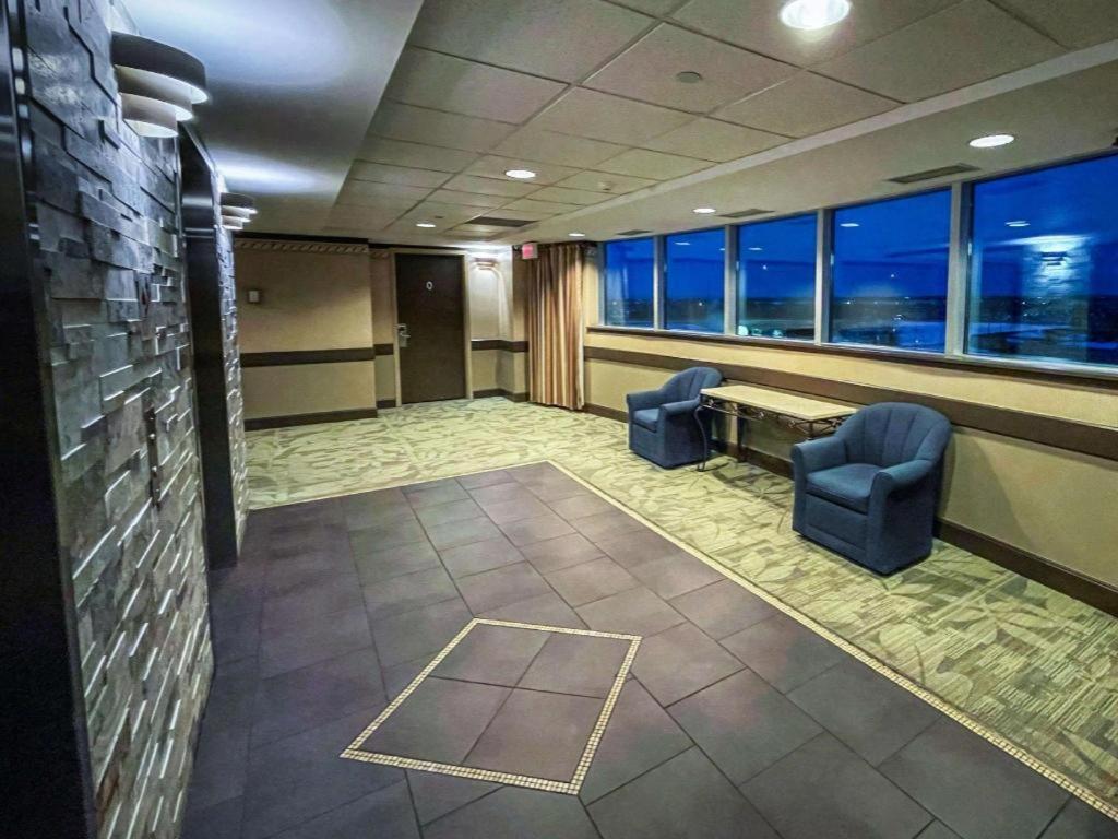 The Glenmore Inn & Convention Centre YYC 외부 사진