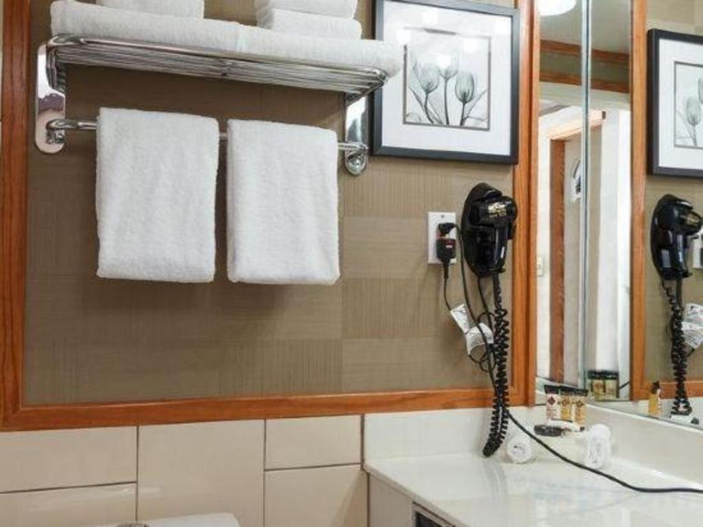 The Glenmore Inn & Convention Centre YYC 외부 사진