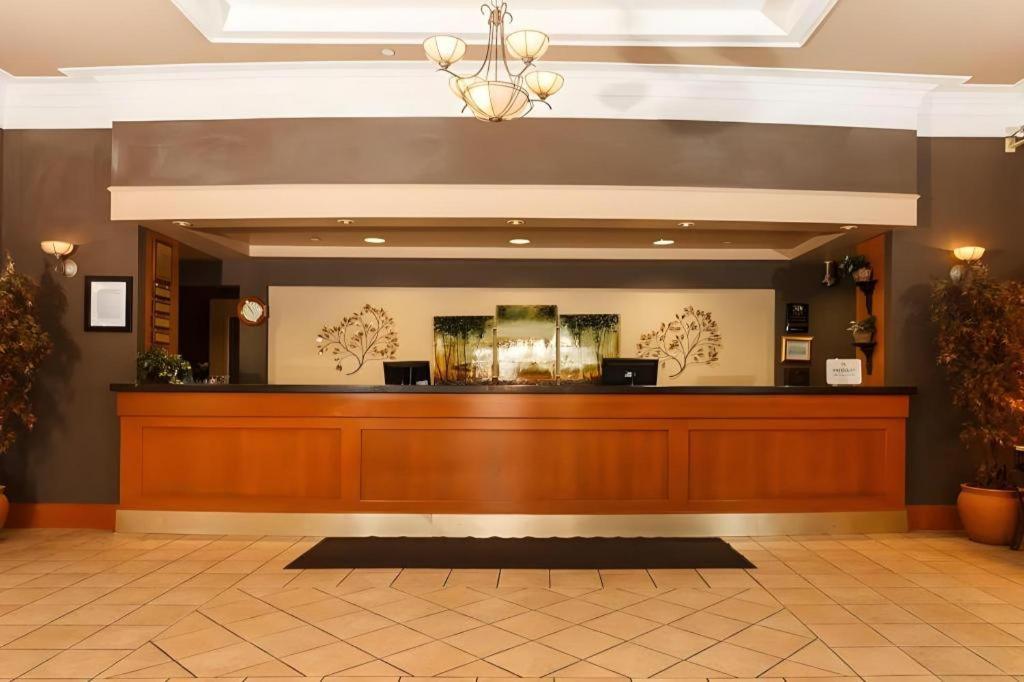 The Glenmore Inn & Convention Centre YYC 외부 사진