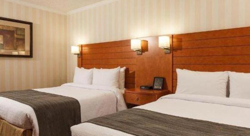 The Glenmore Inn & Convention Centre YYC 외부 사진