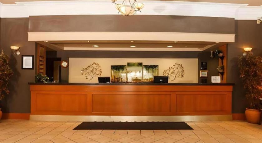 The Glenmore Inn & Convention Centre YYC 외부 사진