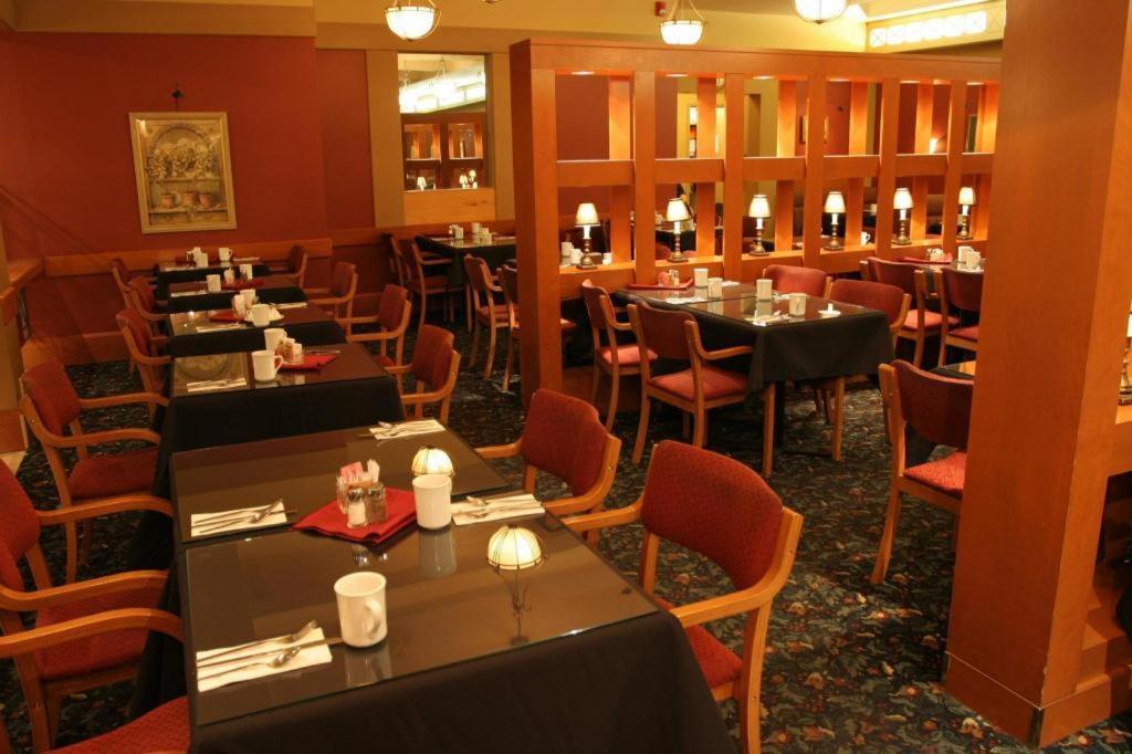 The Glenmore Inn & Convention Centre YYC 외부 사진