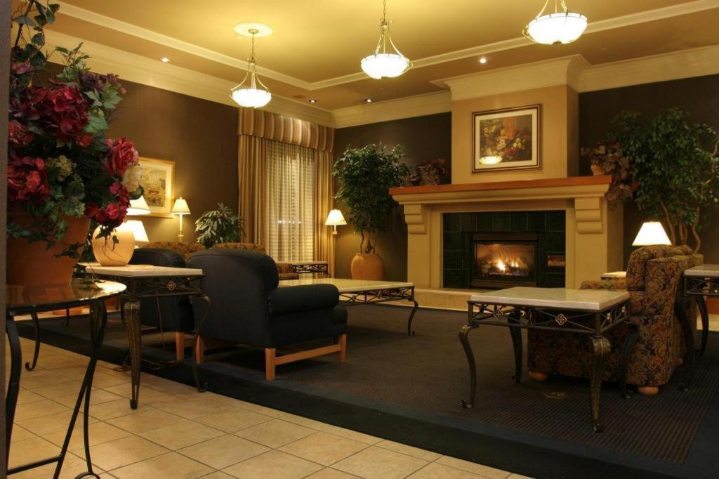 The Glenmore Inn & Convention Centre YYC 외부 사진